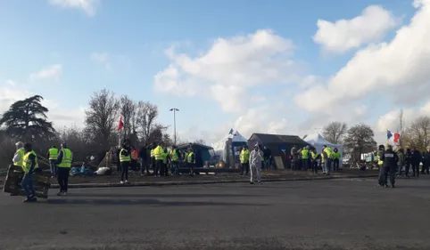 Intervention de police au rond-point du Auchan à Castres