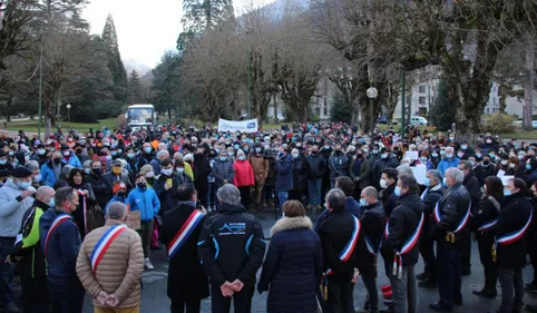 Plus de 1000 personnes à Luchon pour réclamer l'ouverture totale...