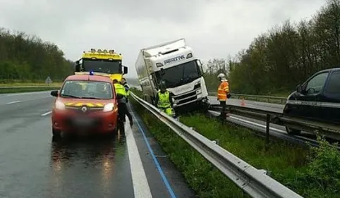 Un poids lourd bloqué sur le terre plein central de l'autoroute...