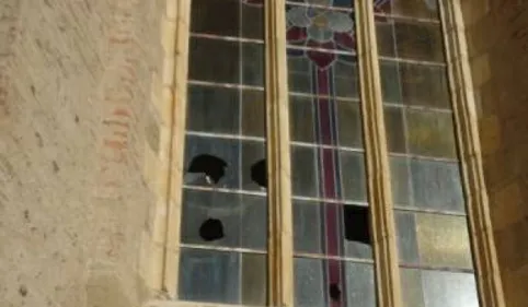On a brisé des vitraux du monastère de Trie-sur-Baïse !