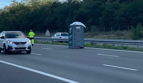 INSOLITE : des cabinets au milieu de l'autoroute entre Toulouse et...