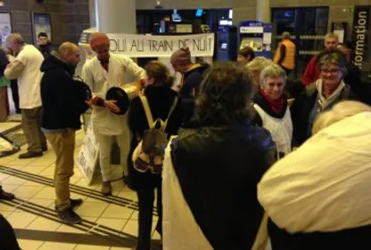 Les manifestants au secours de La Palombe bleue