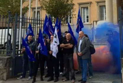 Les policiers devant le Tribunal à Castres