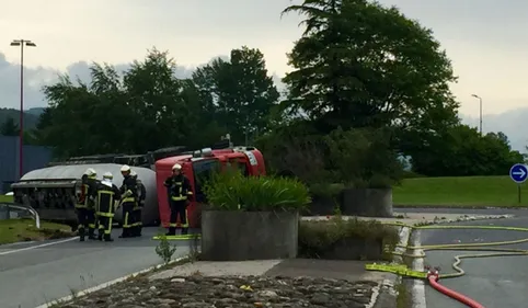 Bout-du-Pont de l'Arn: camion couché 