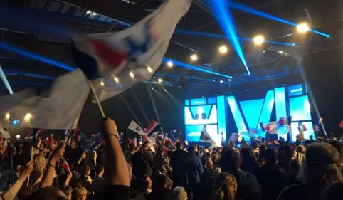 Marine Le Pen devant plus de 3000 personnes hier à Perpignan pour...