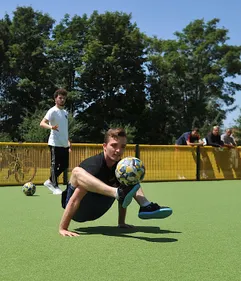 Le champion de foot freestyle Gautier Fayolle à Aussillon