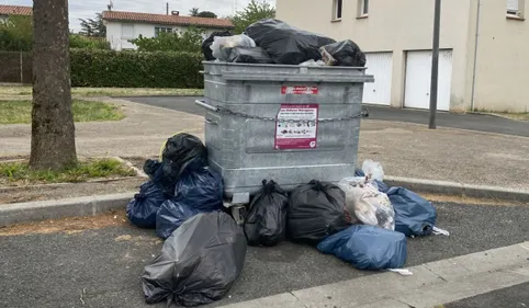 Dans les rues de Castres, les habitants réagissent aux montagnes de...