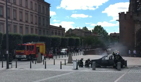 Albi: voiture brûlée place Ste Cécile