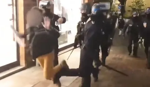 Une amende pour un policier après un croche-pied à une manifestante...