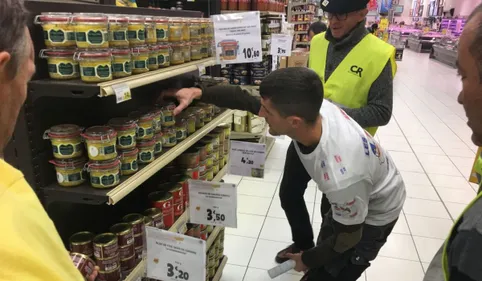 Une action coup de poing des éleveurs de canards à Tarbes et...