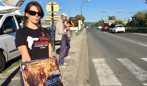 Castres: nuit debout devant l'abattoir