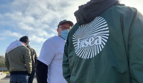 Les agriculteurs mobilisés devant le Leclerc Roques pour défendre...