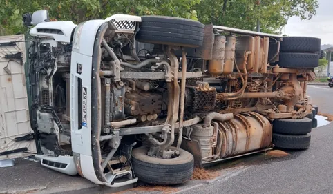 Un camion se renverse : grosses perturbations à...