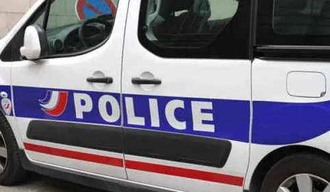 Narbonne : un chauffeur fonce sur une voiture de police