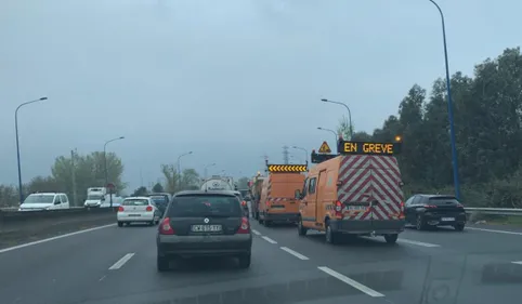 Opération escargot des agents de la voirie sur le périphérique de...