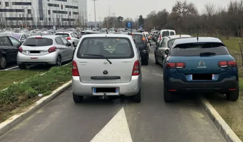 Trop petit, saturé... le parking de la nouvelle clinique de...