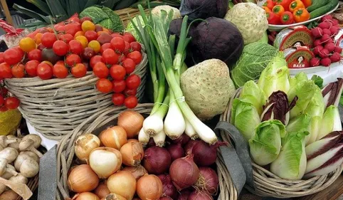 Céret : Des producteurs locaux interdits de marché bloquent son...