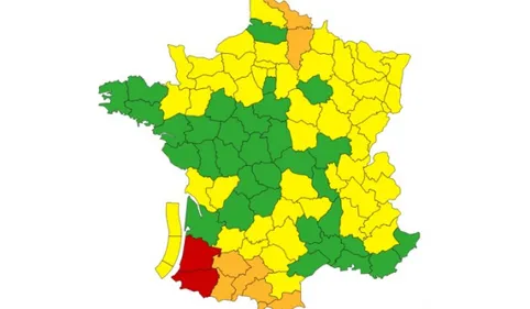 Les Pyrénées-Atlantiques en rouge et 5 départements d'Occitanie en...