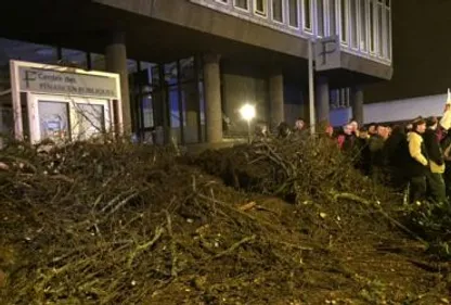 Retour des gravats devant la sous-préfecture de Castres