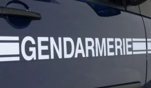 Il s'en prend aux gendarmes et leur crache dessus !