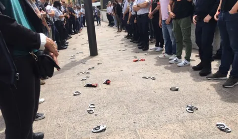 En colère, les policiers perpignanais jettent à leur tour leurs...