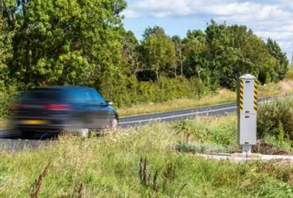 Les radars qui passent à double sens.