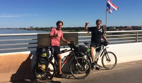 Ces frères ont relié l'Asie à la France à vélo pour y planter des...