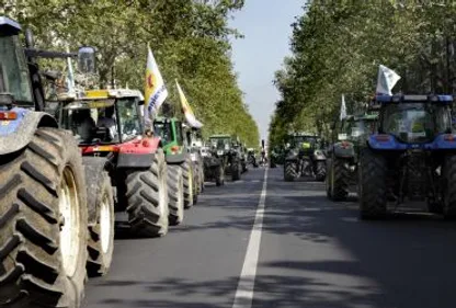 Info 100% : la base Intermarché bloquée par les agriculteurs à...