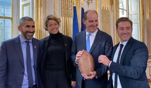 Un maire catalan offre un ballon unique au monde à Jean Castex et...