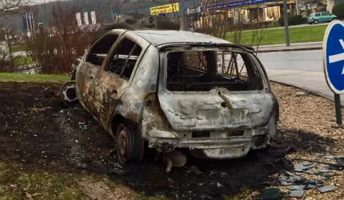 Castres : une voiture incendiée au coeur du Siala