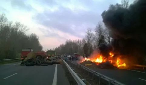 Les agriculteurs bloquant Avignonet-Lauragais ne "lâcheront rien"