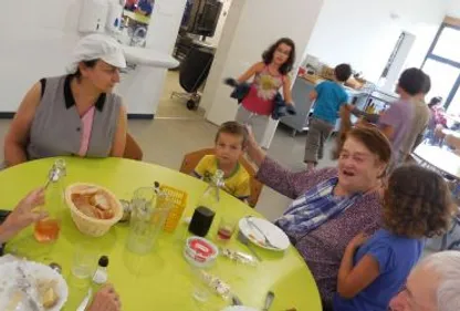 Les grands parents retournent à la cantine 