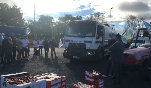 Les agriculteurs audois et catalans manifestent ce lundi matin au...