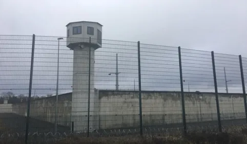 Prisons: les syndicats de surveillants poursuivent le blocage en...