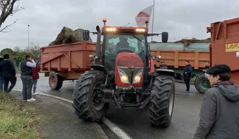 Une centaine d'agriculteurs bloquent un dépôt de carburant près de...