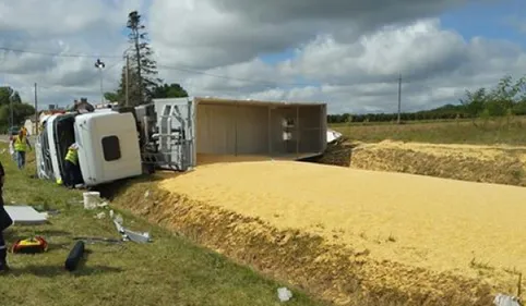 Un poids-lourd se renverse à Miramont-de-Quercy