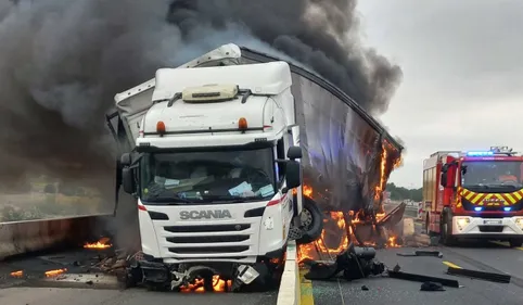 Un camion en feu sur l'A61 à l'est de Carcassonne : l'autoroute...