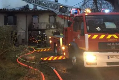 Une maison ravagée par les flammes à Bonnac