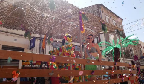 Pluie de confettis sur la cavalcade de la Saint-Privat à Carmaux