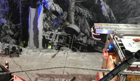 Un chasse-neige tombé dans un ravin entre l’Ariège et les...