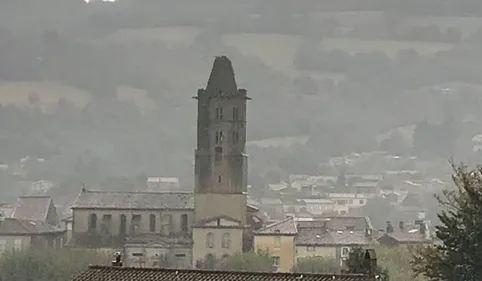 Le clocher de Saint-Amant-Soult frappé par la foudre