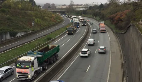 Gilets jaunes : Opération escargot des routiers sur la rocade...