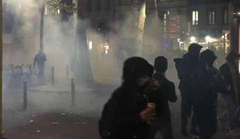 Ambiance tendue à l'heure du couvre-feu à Toulouse : des policiers...