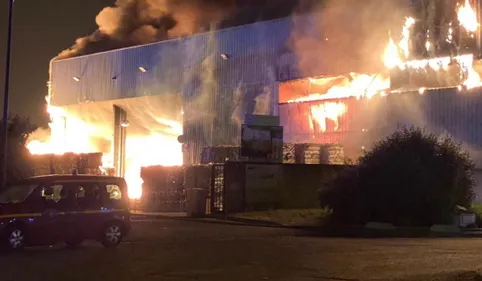 Un gigantesque incendie dans un entrepôt à Plaisance du Touch