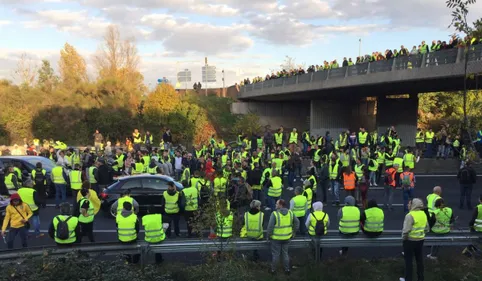 Les gilets jaunes s'attaquent à l'économie : les blocages...