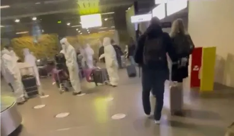 Pourquoi une trentaine de passagers en combinaison anti-infection à...