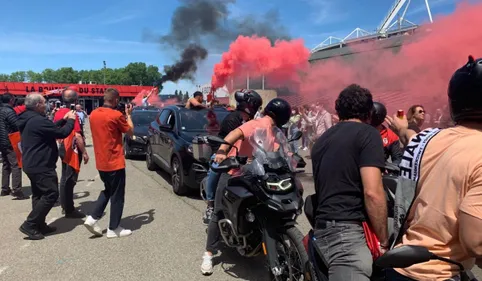 Haie d'honneur des supporters du Stade Toulousain pour le départ...