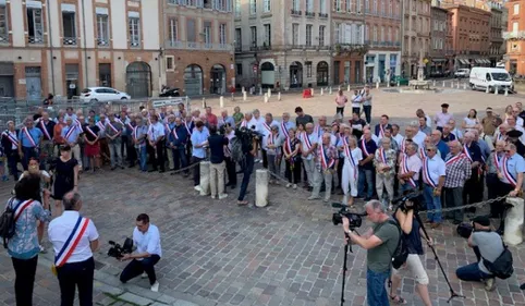 Une centaine de maires ariégeois devant la préfecture de Toulouse