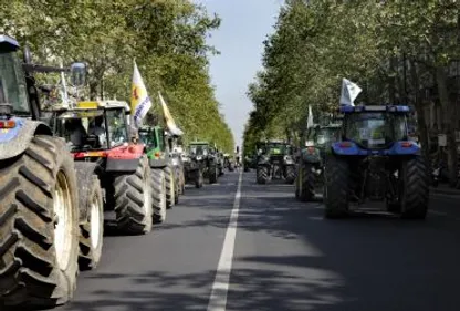 Les agriculteurs bloquent les routes ce mardi 