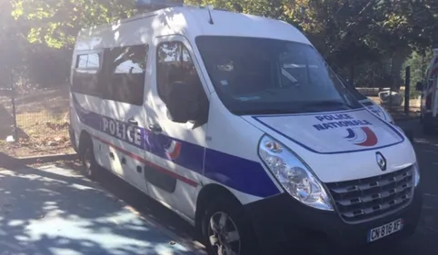 Des policiers sauvent une femme en train de se faire étrangler dans...